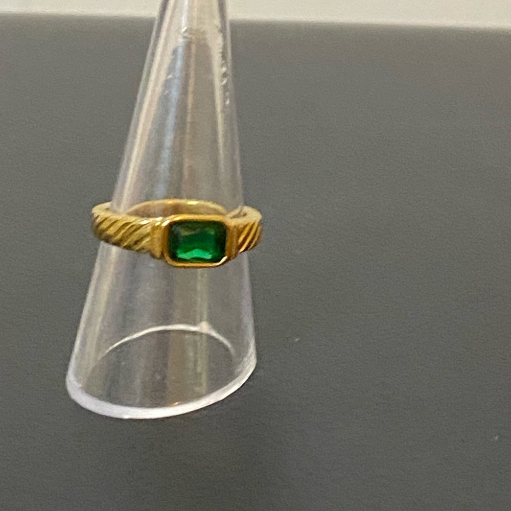Elegant stainless steel sz 8 Gold and Green Ring